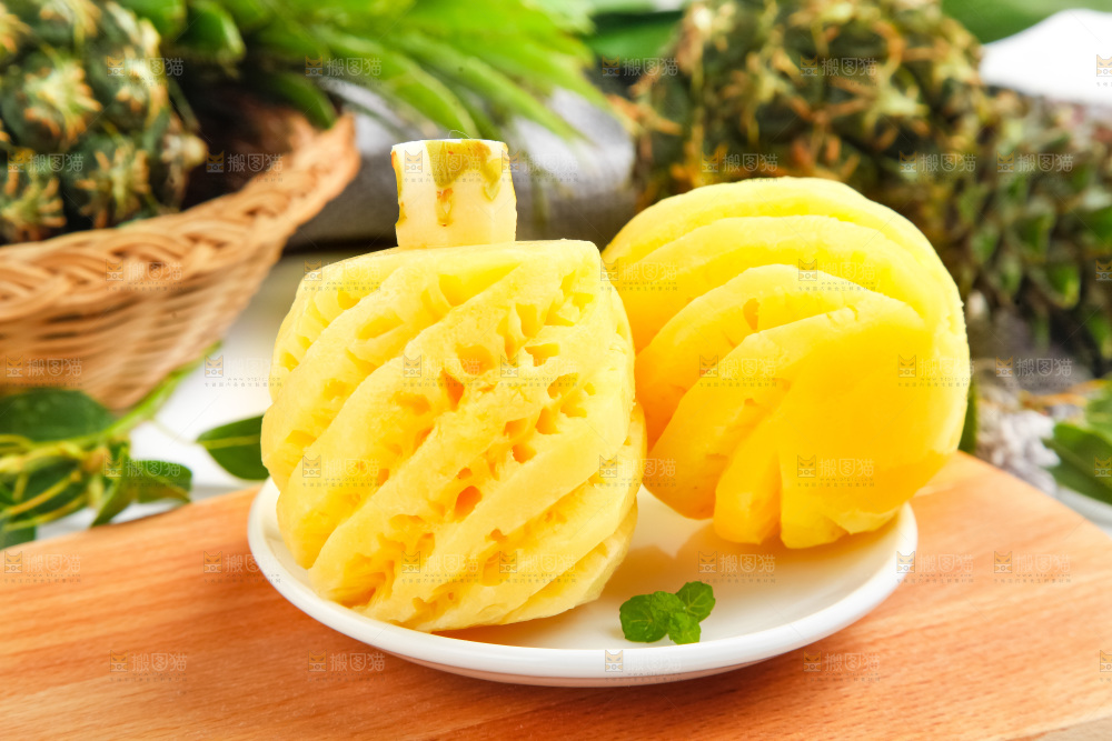 盘子里的泰国香水小菠萝