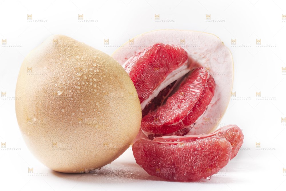 白底上的新鲜柚子