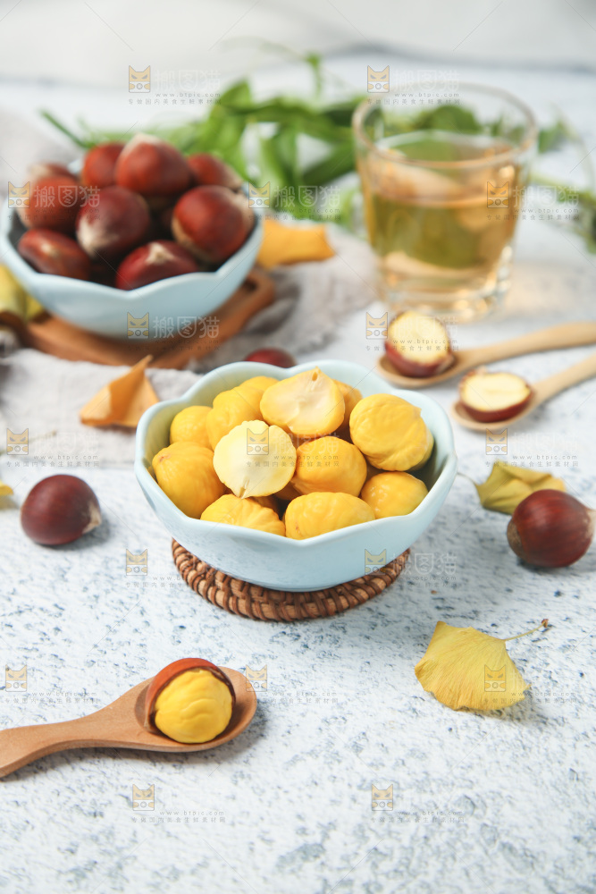 碗里装着生板栗