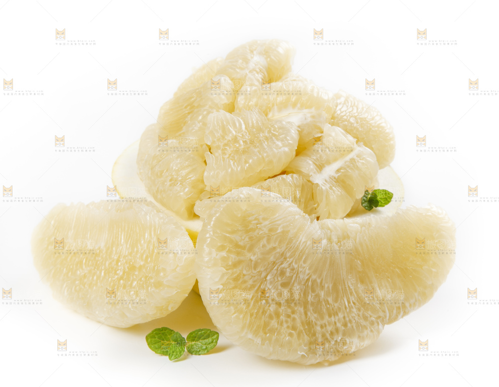 白底上摆放着新鲜柚子