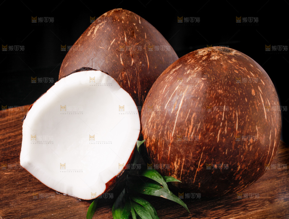 深底上放着海南椰皇