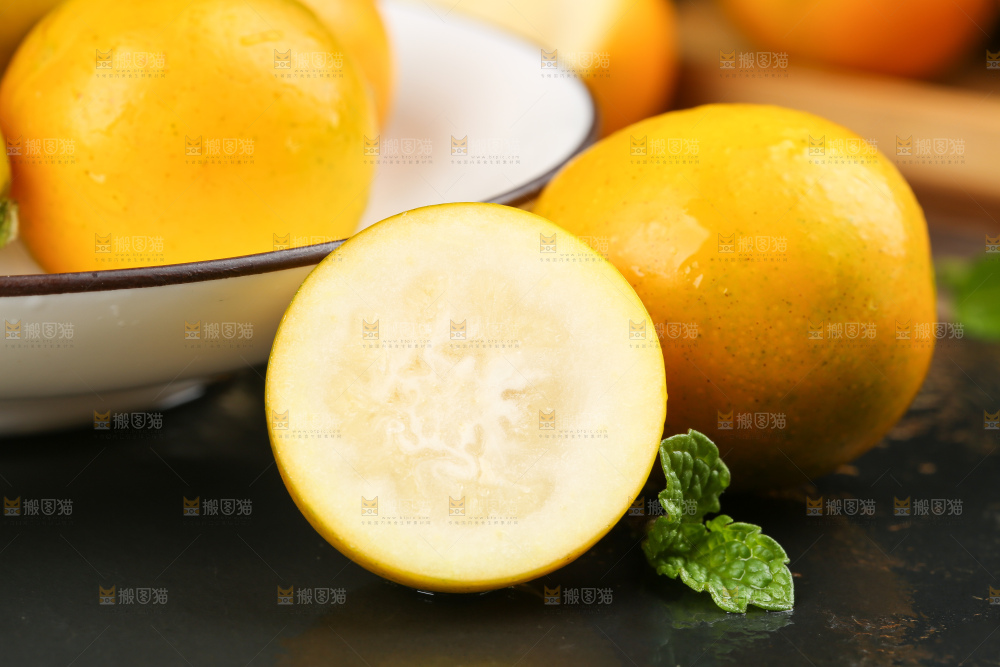 黑石板上放着桂林脆皮金桔