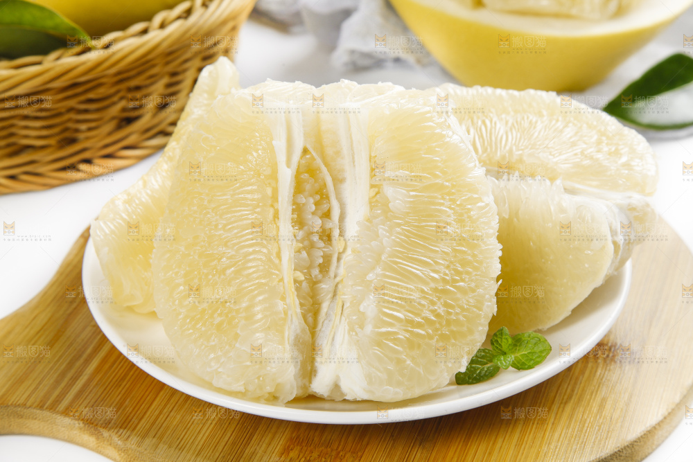 盘子里装着平和白心蜜柚