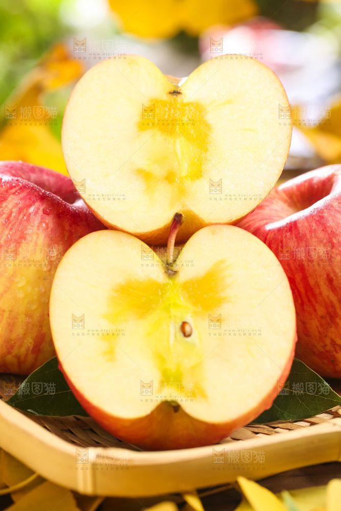 篮子里装着冰糖心苹果