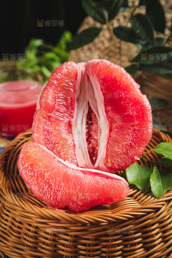 深底上放着红柚