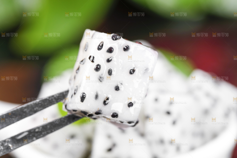 黑石板上的云南白心火龙果
