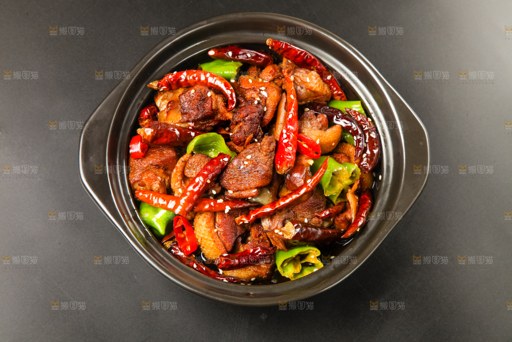 碗里装着香辣鸡煲