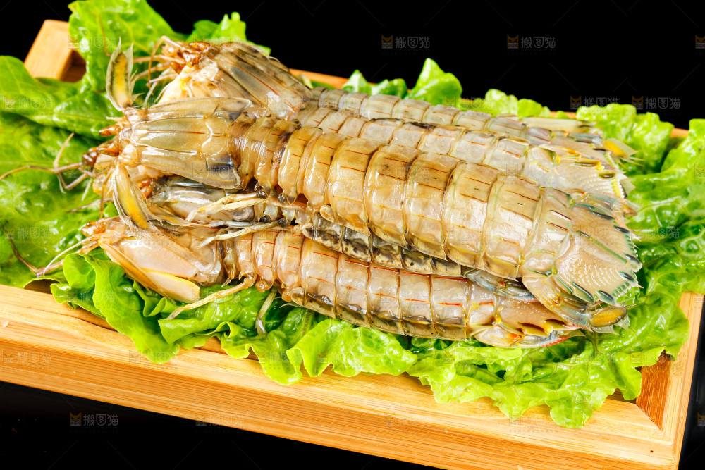 盘子里装着青岛皮皮虾