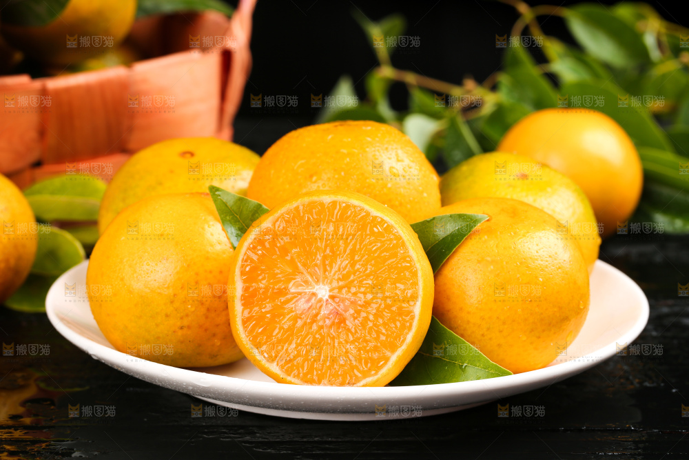 黑底上放着一盘贡柑