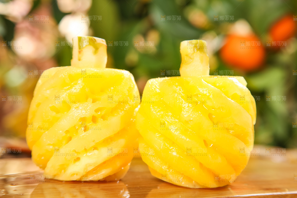 木板上的泰国香水小菠萝