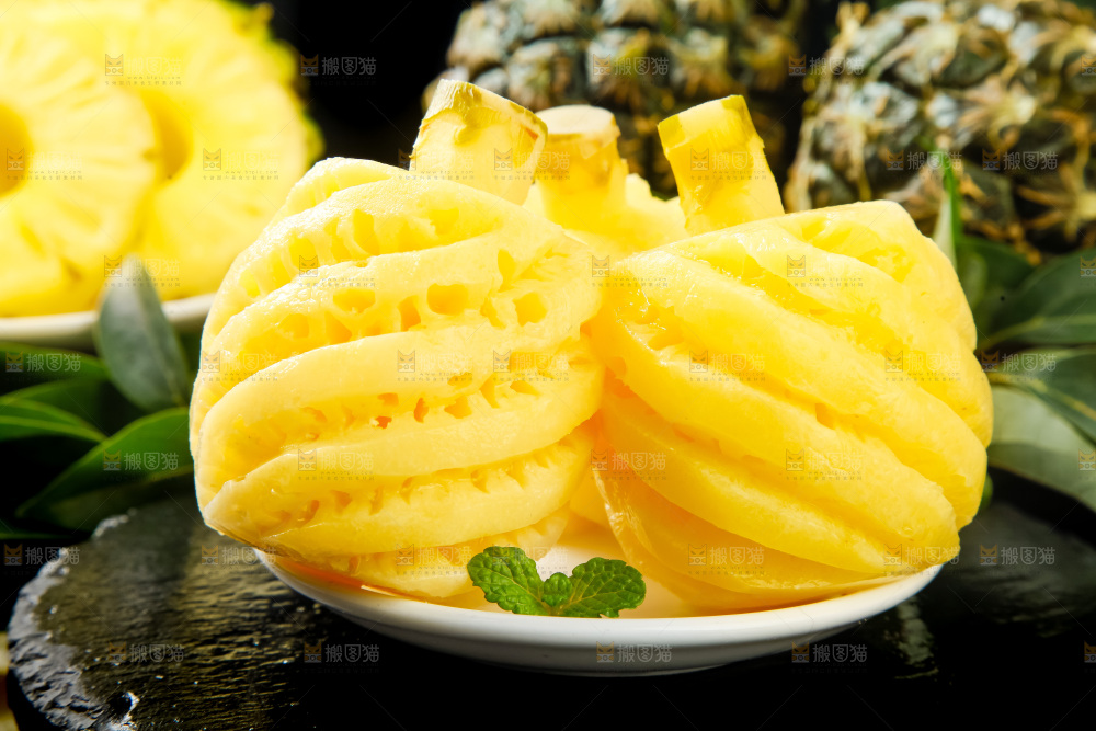 盘子里装着泰国去皮小菠萝