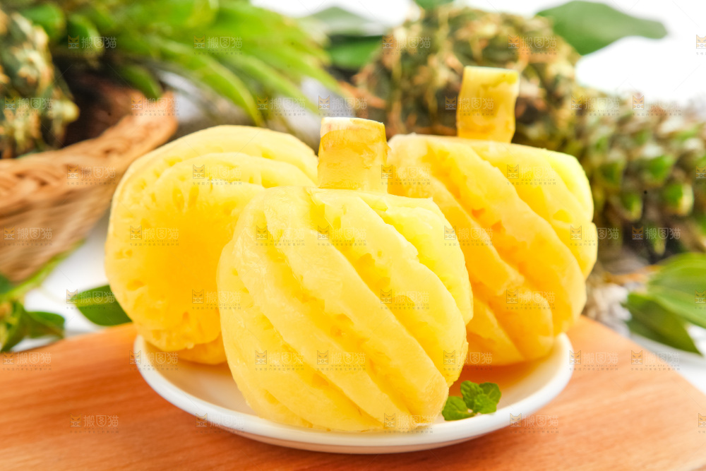 盘子里的泰国香水小菠萝