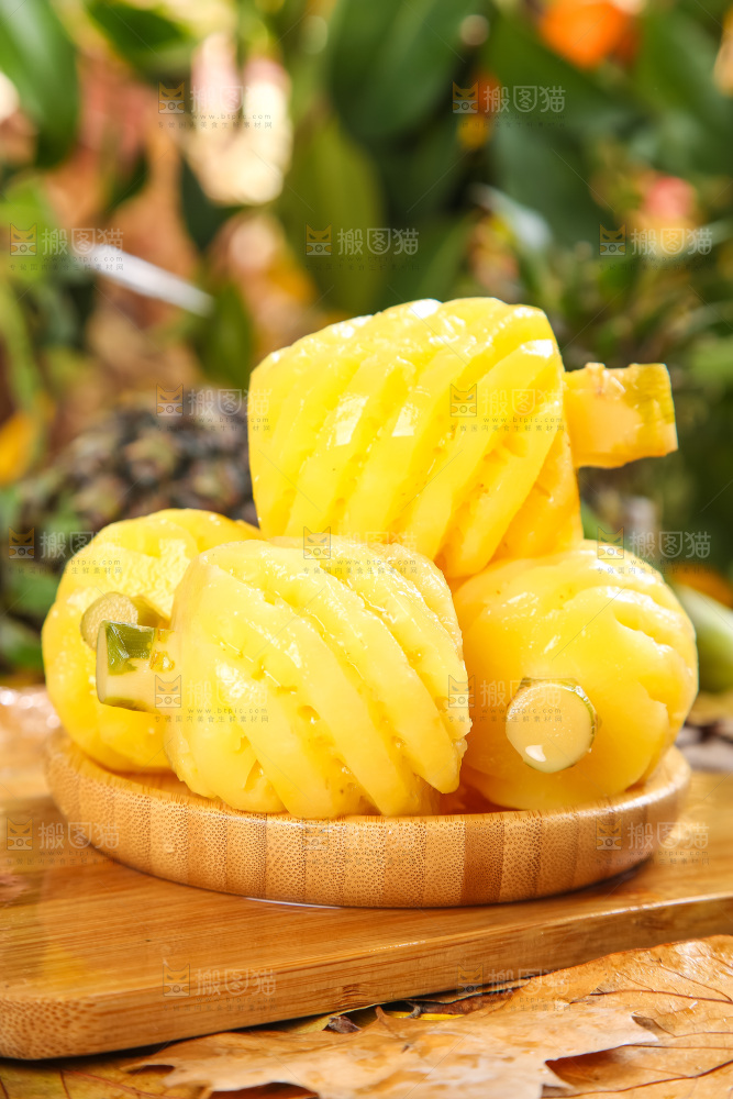 木板上的泰国香水小菠萝