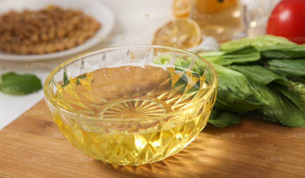 碗里装着食用油