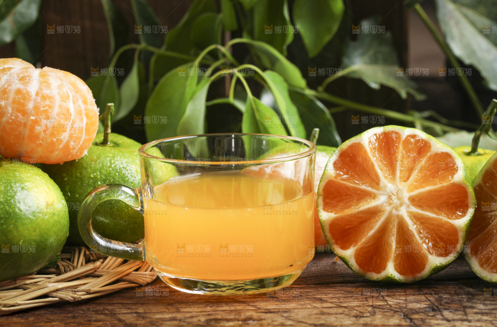 杯子里装着蜜橘汁