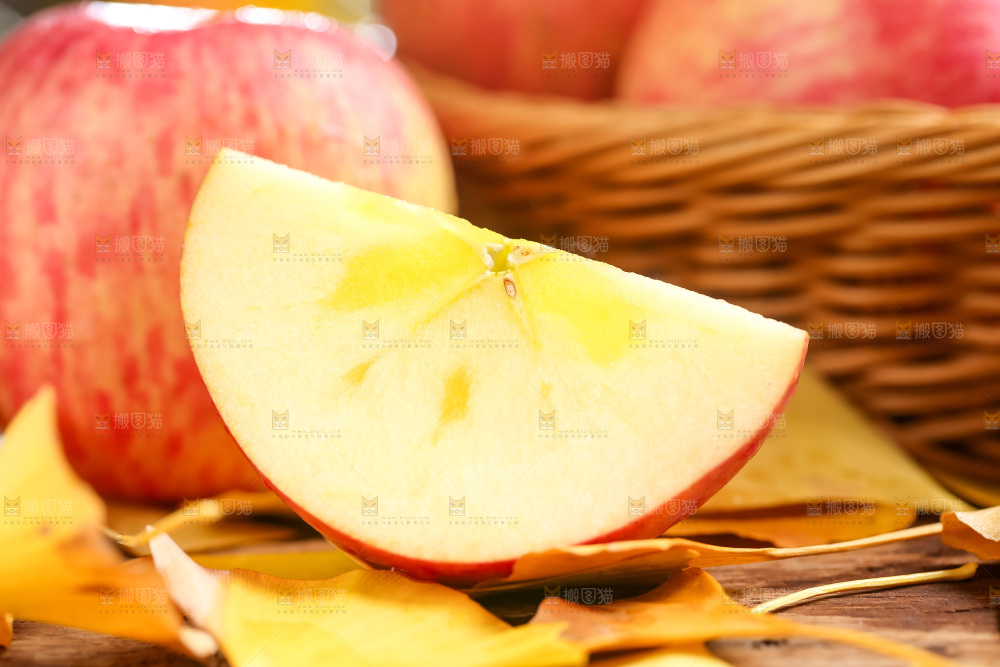 篮子里装着冰糖心苹果