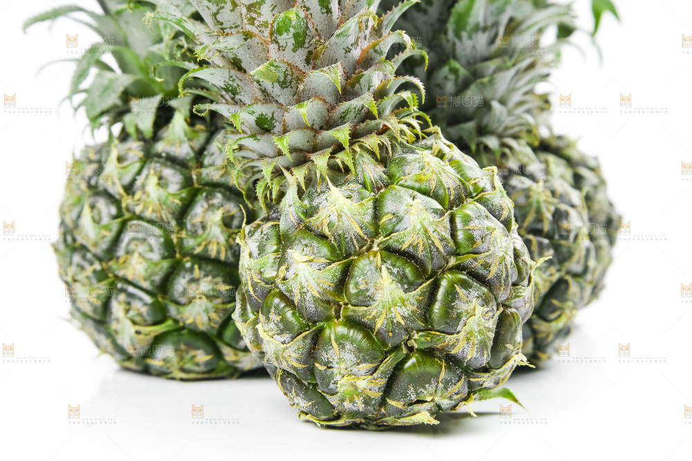白底上放着泰国小菠萝