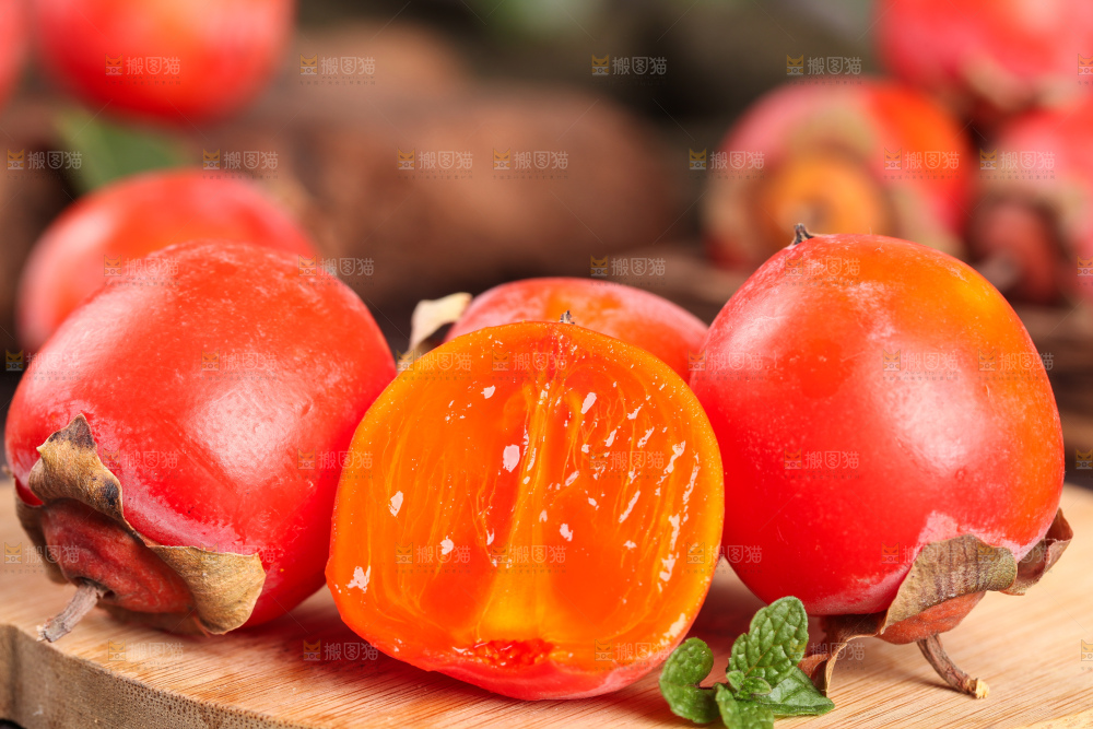 木板上放着火晶小柿子