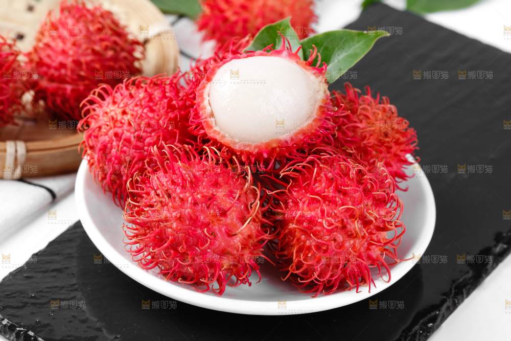 盘子里装着毛荔枝