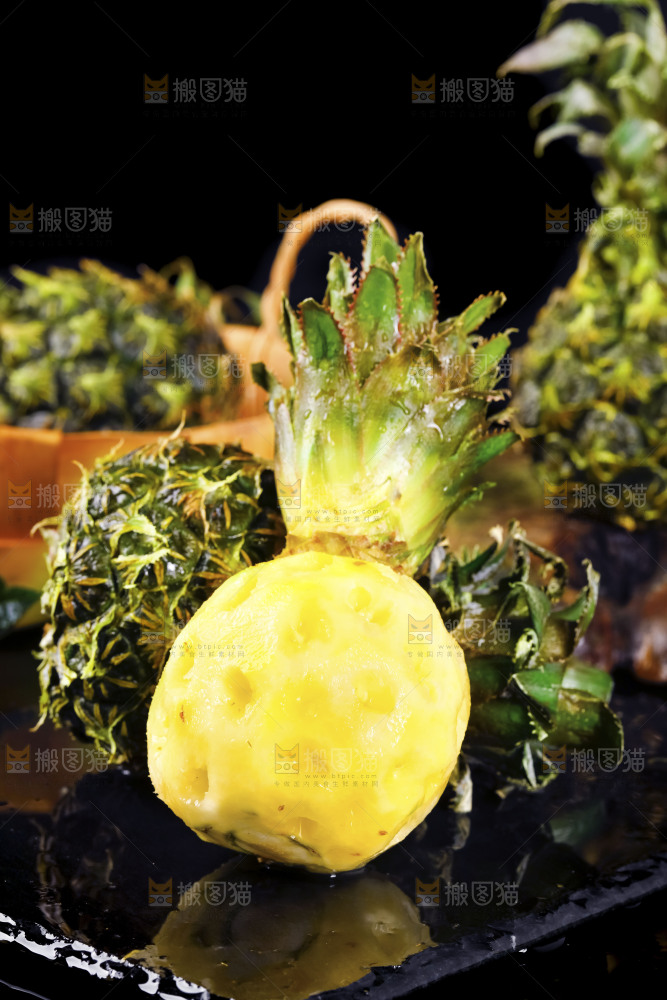 黑石板上的泰国香水小菠萝