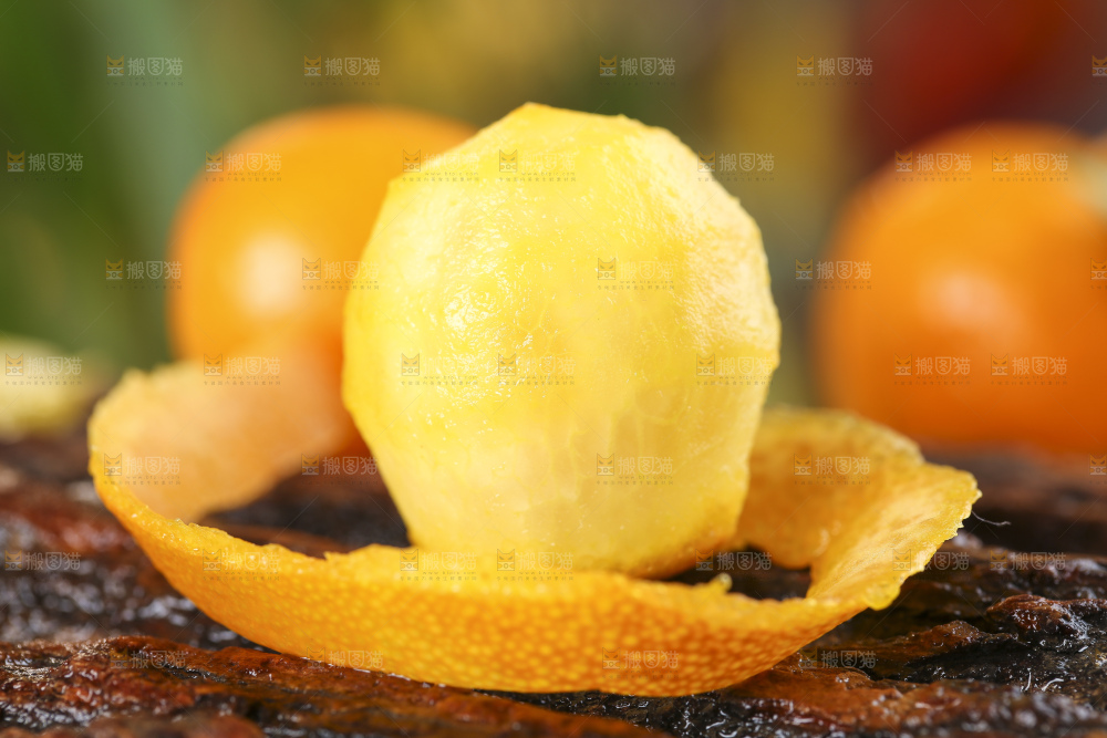木底上放着新鲜金钱桔