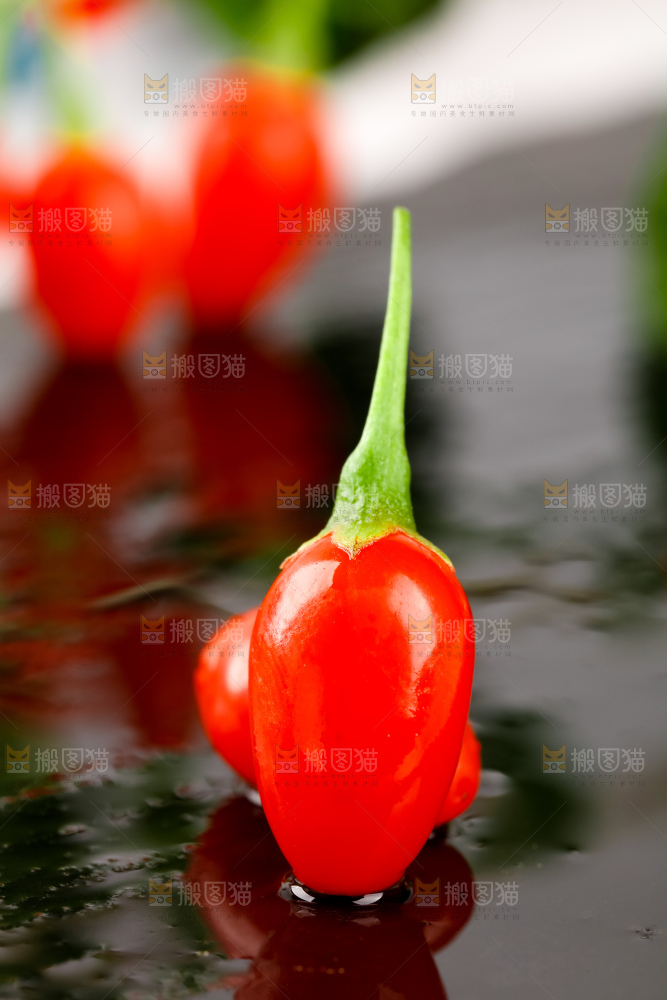 深底上放着枸杞鲜果
