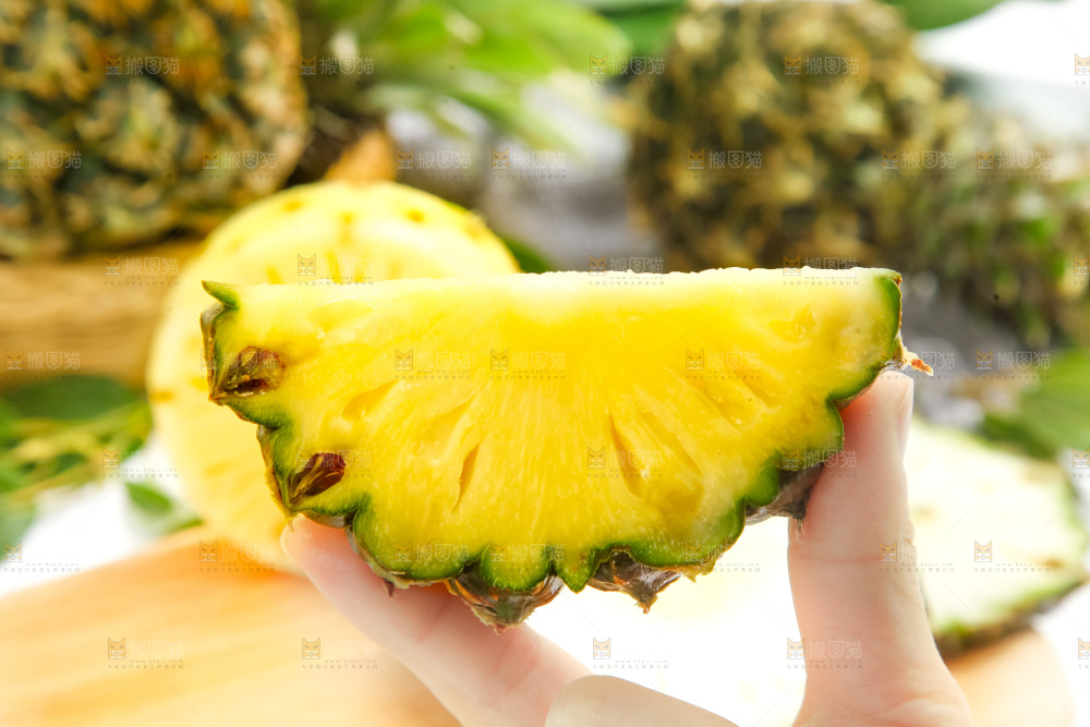 手里拿着香水小菠萝