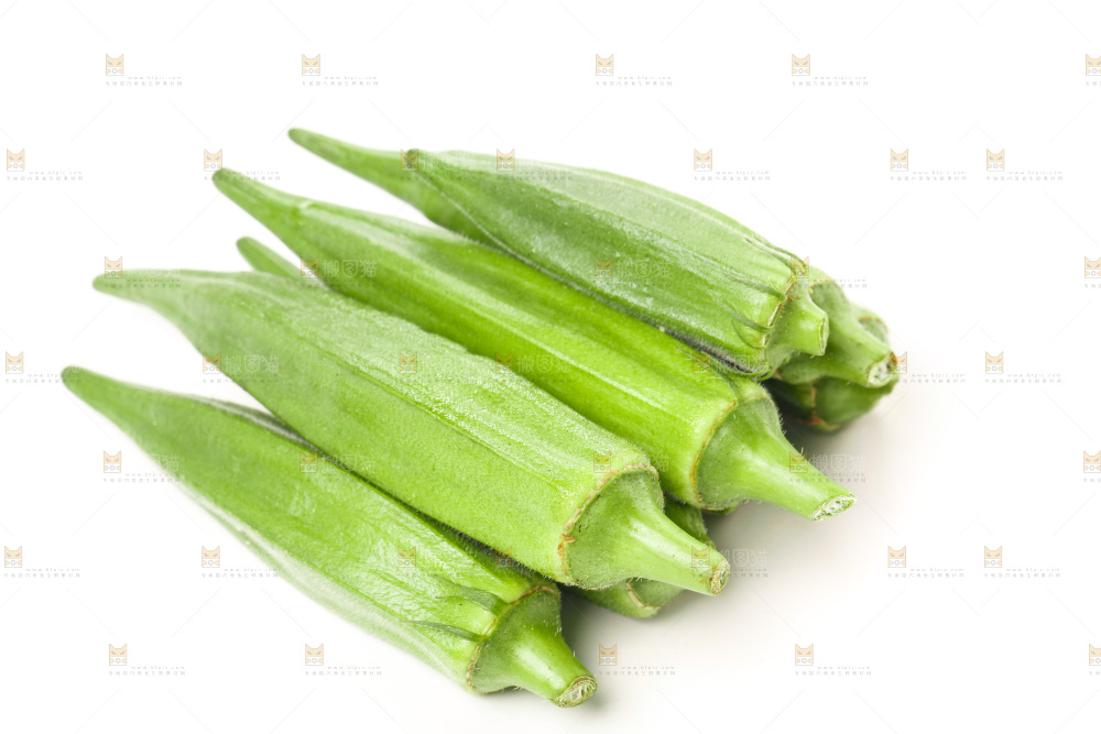 白底上的新鲜秋葵