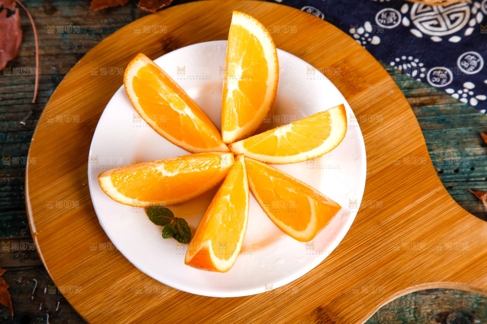 盘子里装着橙子果肉