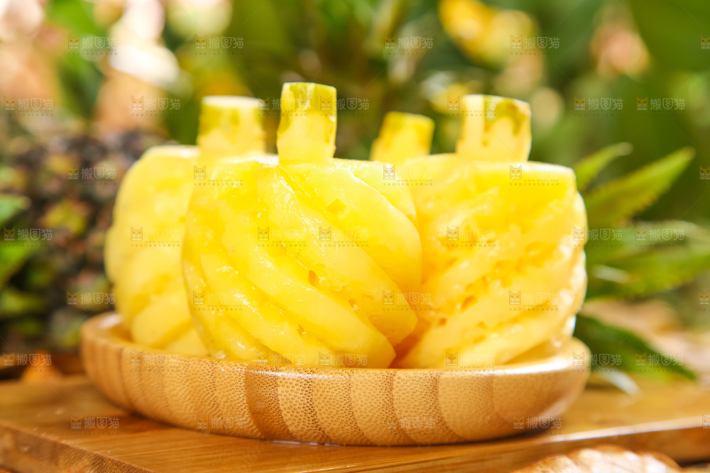 木板上的泰国香水小菠萝