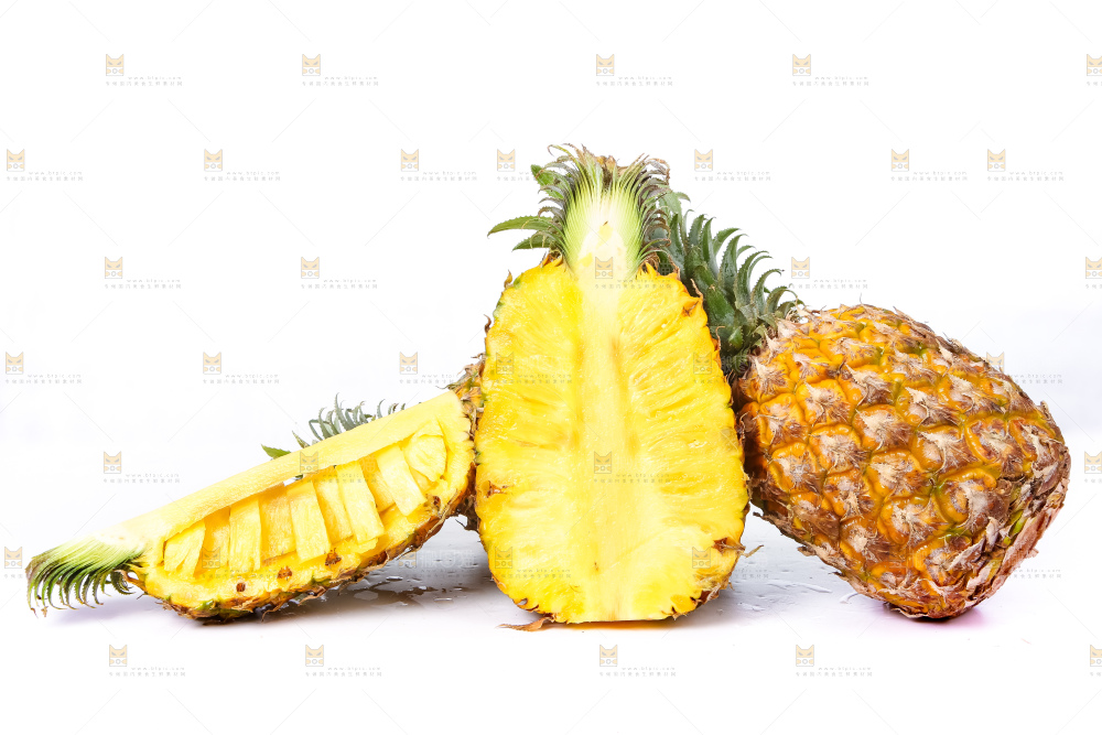 白底上放着菠萝