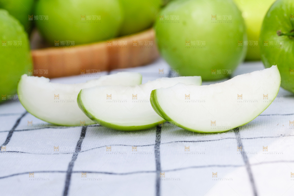 格子底上放着牛奶青枣果肉