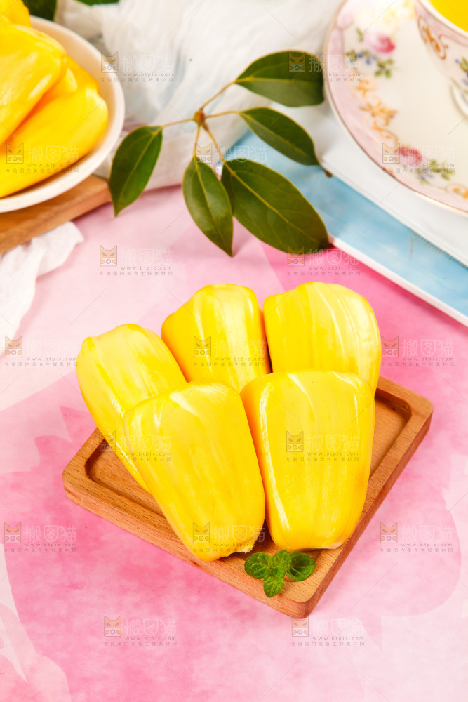 盘子里的新鲜菠萝蜜