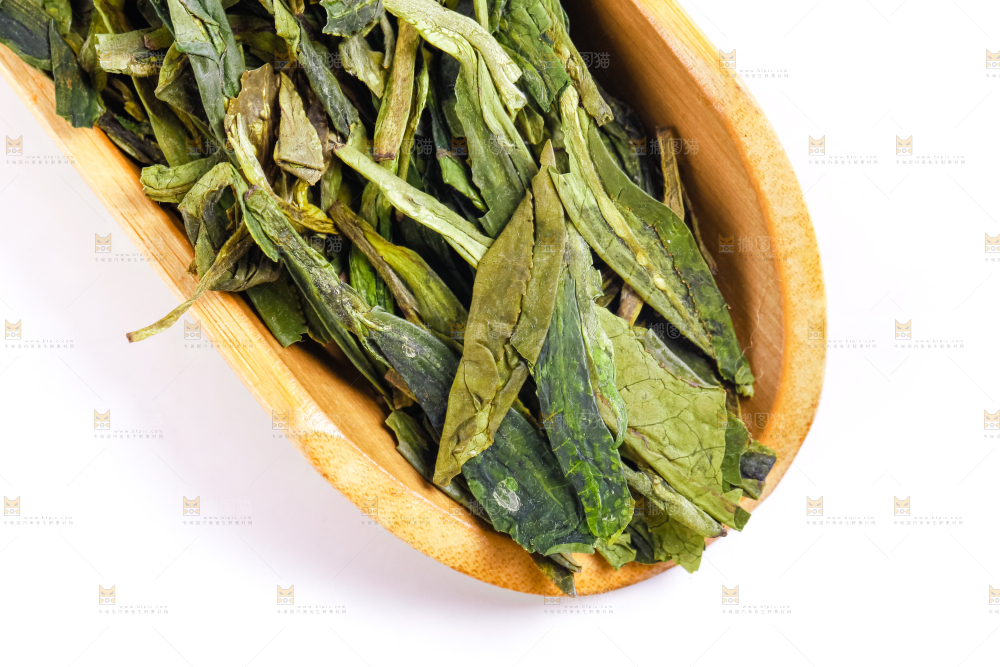 白底上的干茶叶