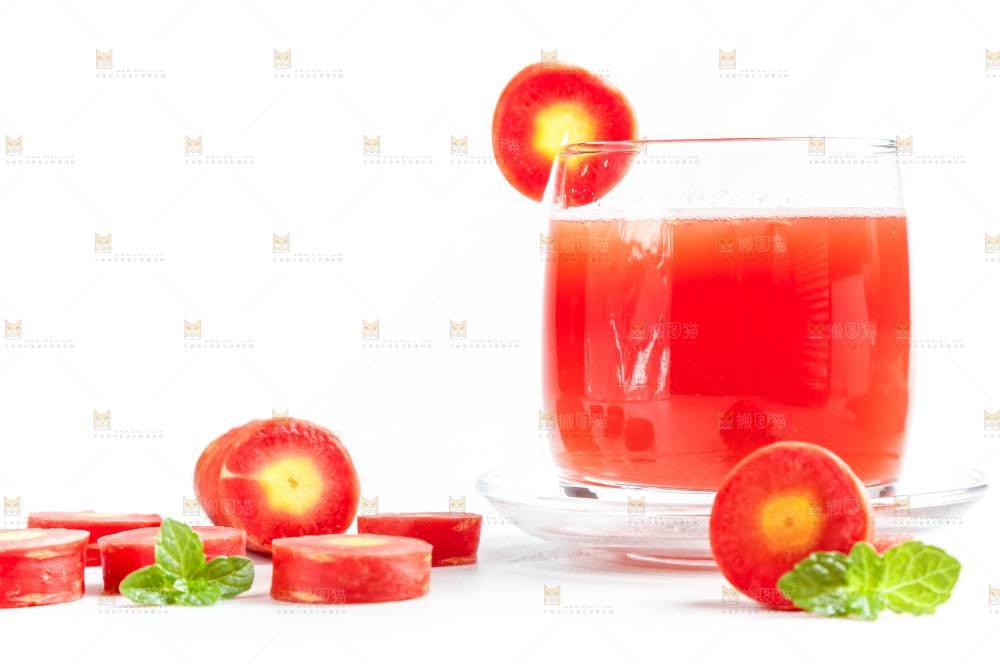 杯子里装着胡萝卜汁