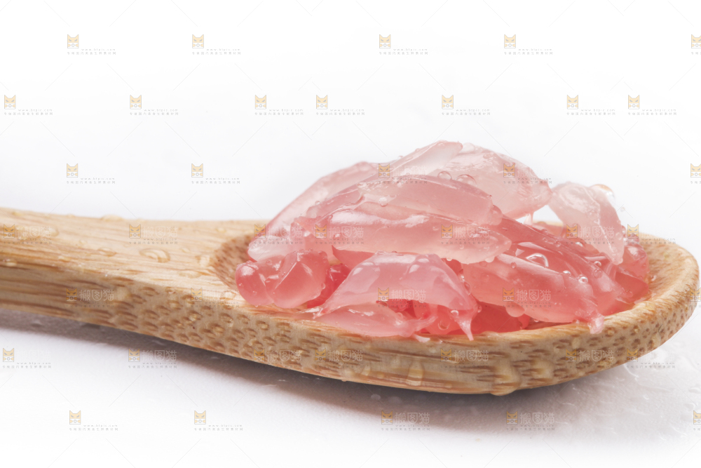 白底上放着红柚果肉