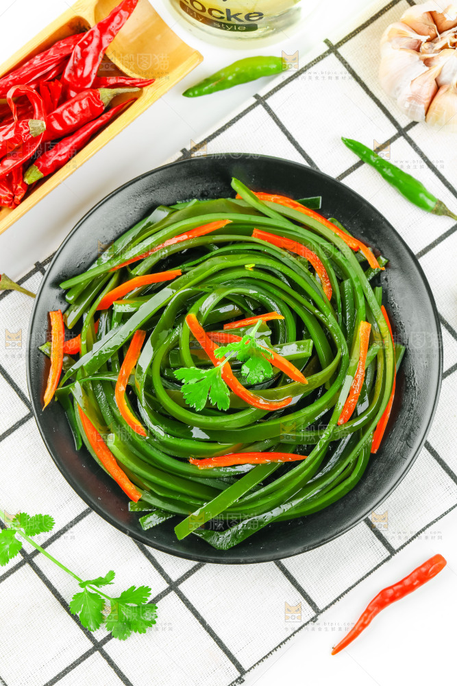 盘子里的凉拌海带丝