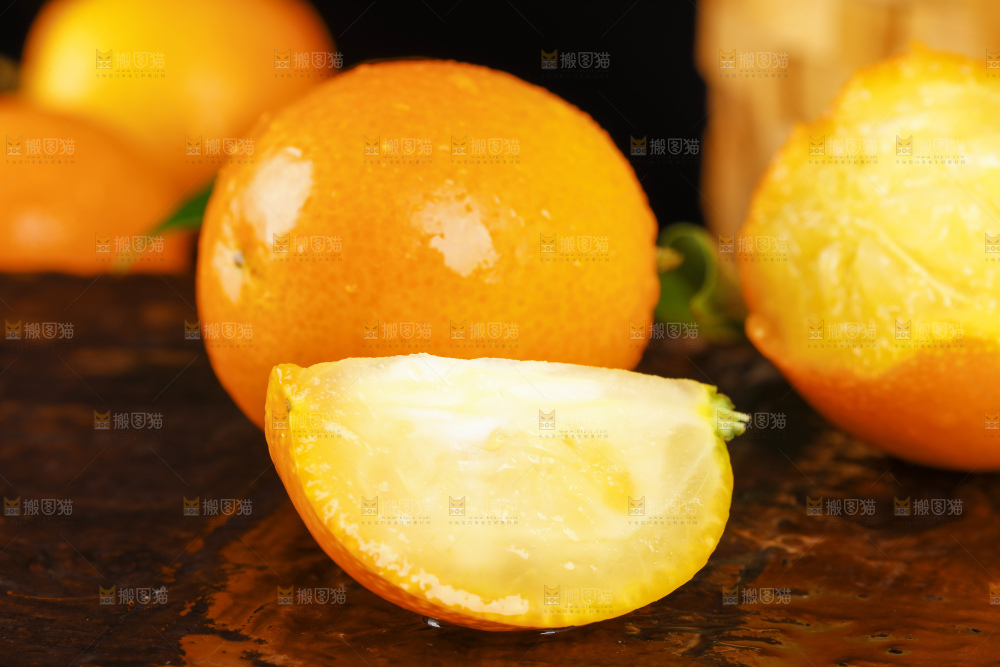 黑底上的小金桔