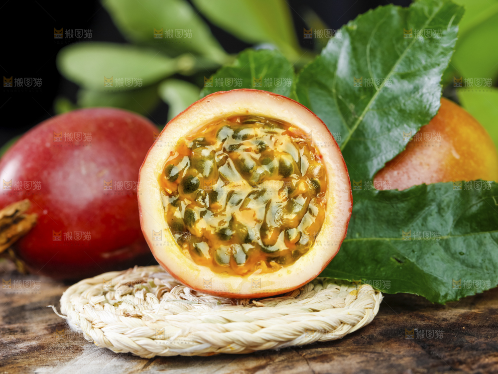 木底上放着广西百香果