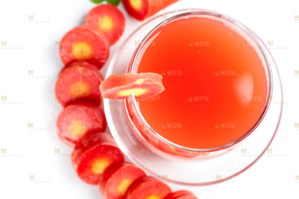 杯子里装着胡萝卜汁