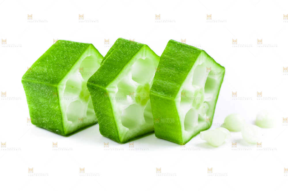 白底上的新鲜秋葵