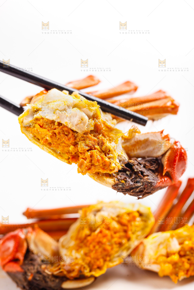 筷子上夹着清蒸螃蟹