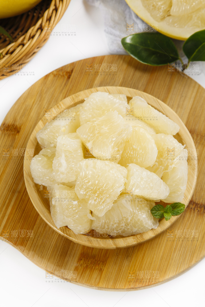 盘子里装着平和白心蜜柚
