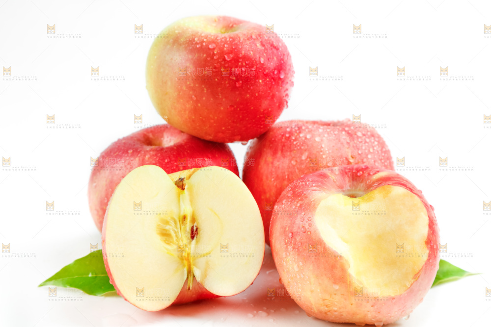 浅底上放着切开的苹果