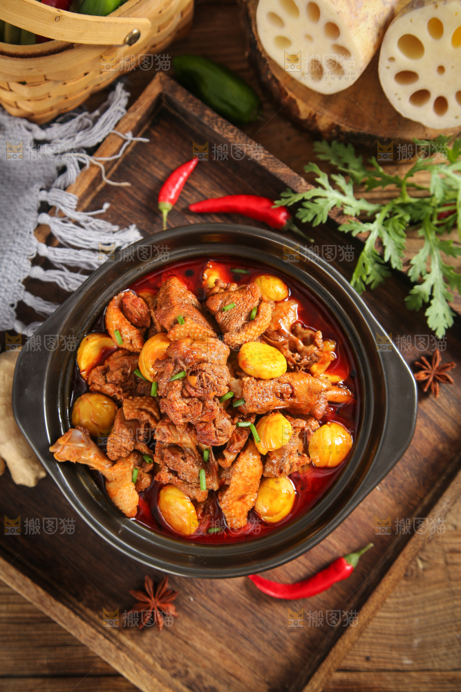 碗里装着板栗烧鸡