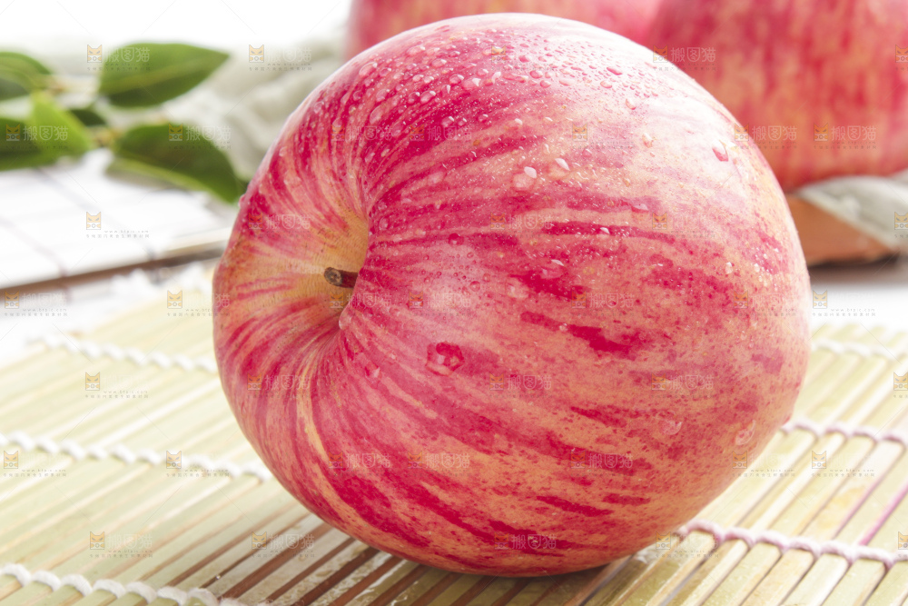 垫子上放着拉丝苹果