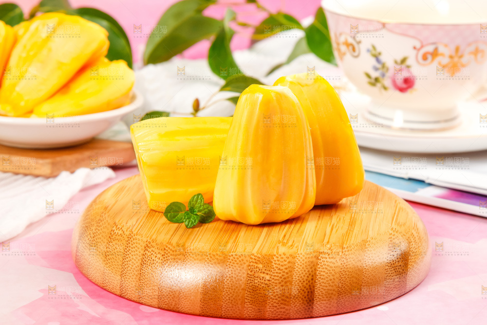 木板上放着黄心菠萝蜜