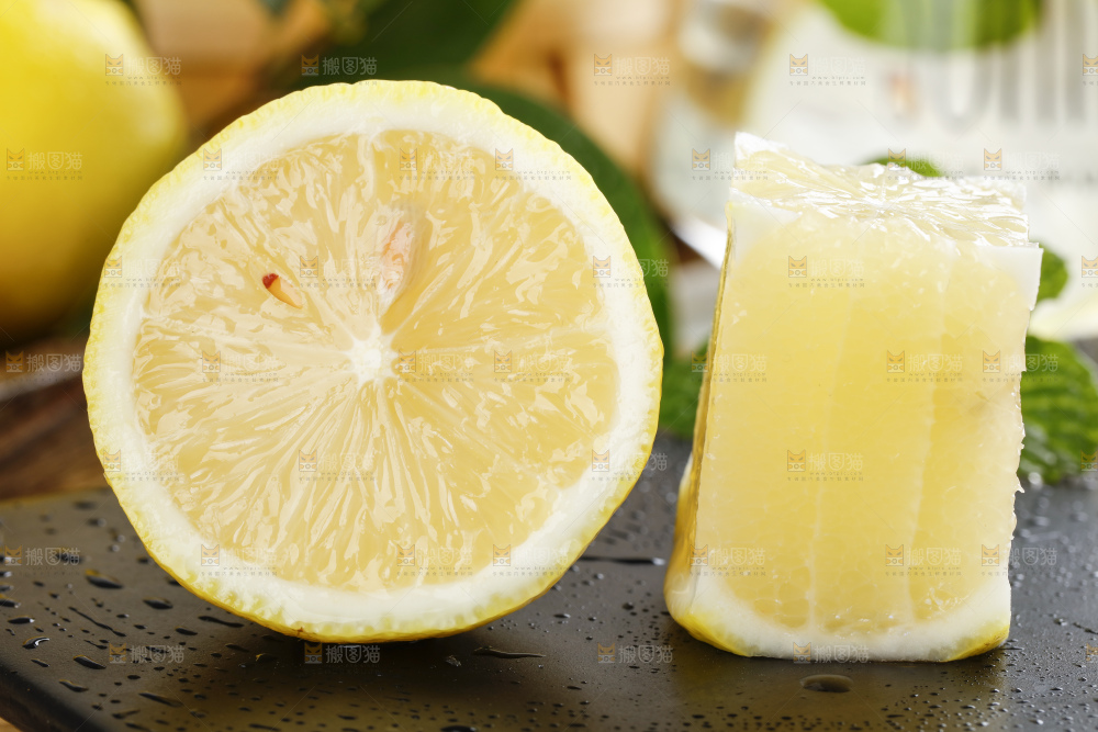 石板上的黄柠檬