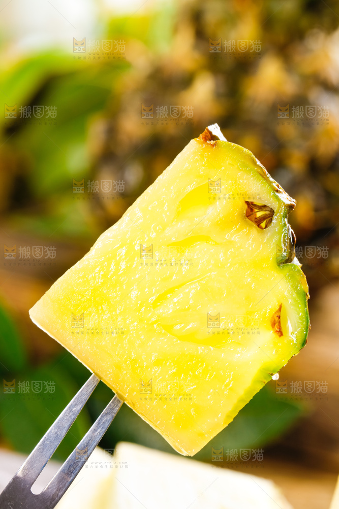 叉子上叉着小菠萝果肉
