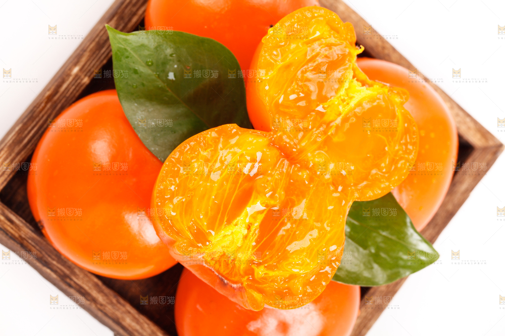 盘子里放着柿子